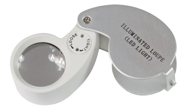 LINDNER FOLDING MAGNIFIER WITH LED LIGHTING
